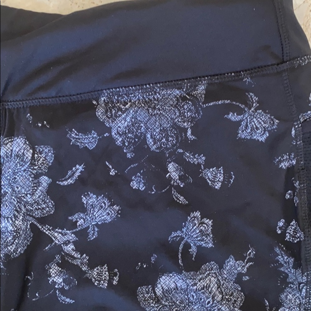 FLORAL PRINT RUNNING SHORTS 🌸 // never worn ‼️ - Picture 2 of 4